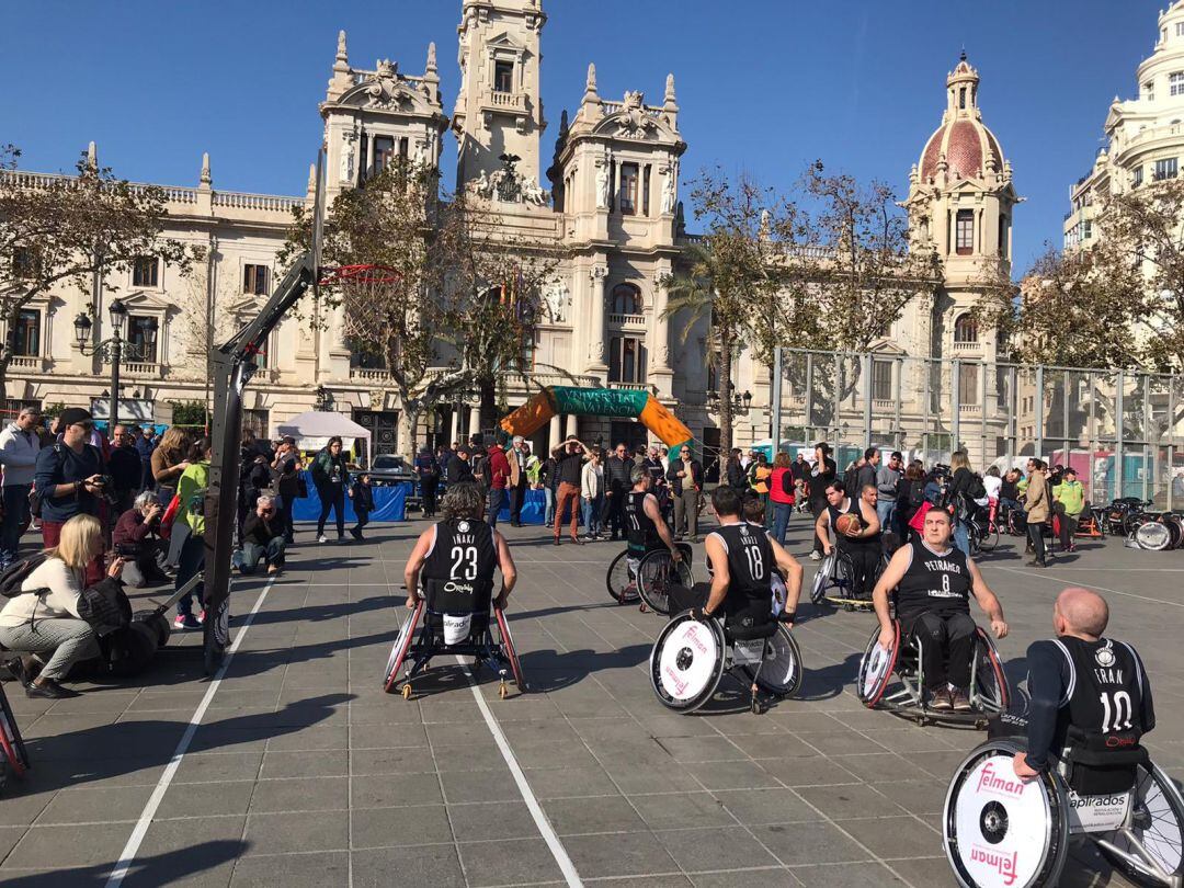 La plaza del Ayuntamiento de València se convierte en escenario para la visibilización del deporte adaptado