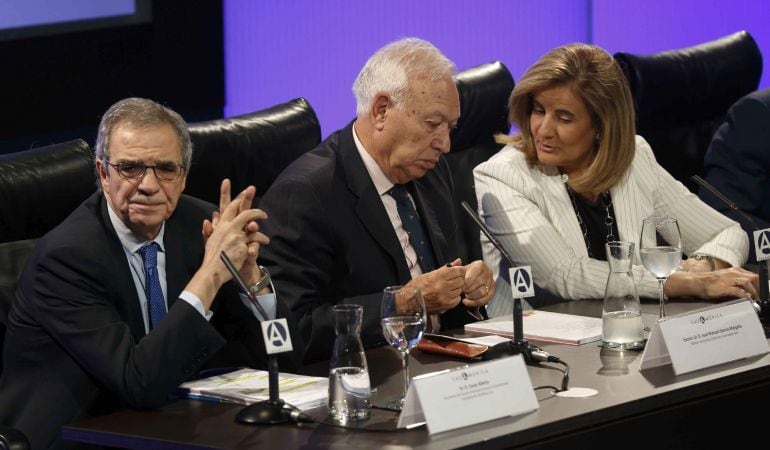 El presidente de Telefónica, César Alierta, junto a la minista de Empleo, Fátima Báñez, y el ministro de Asuntos Exteriores, José Manuel García-Margallo, durante la presentación del informe &quot;Las empresas españolas crean valor. Responsabilidad Social Corpo