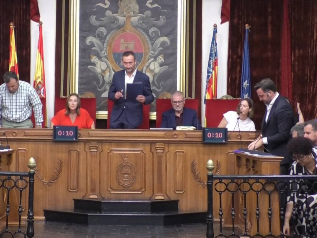 "Ha sido un honor ser alcalde de Elche estos años", las últimas palabras del socialista Carlos González al frente del Ayuntamiento