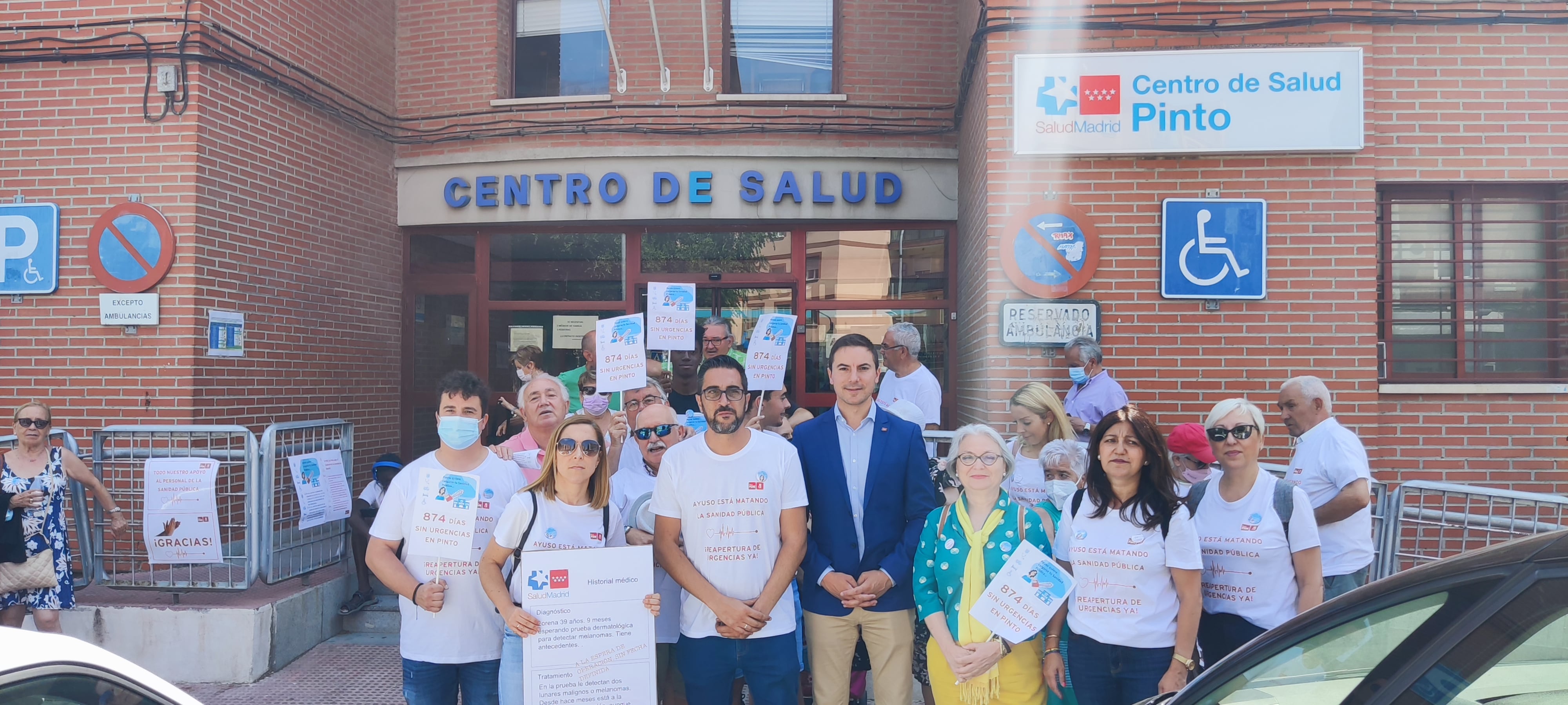 Los vecinos de Pinto con el alcalde y el secretario general del PSOE de Madrid