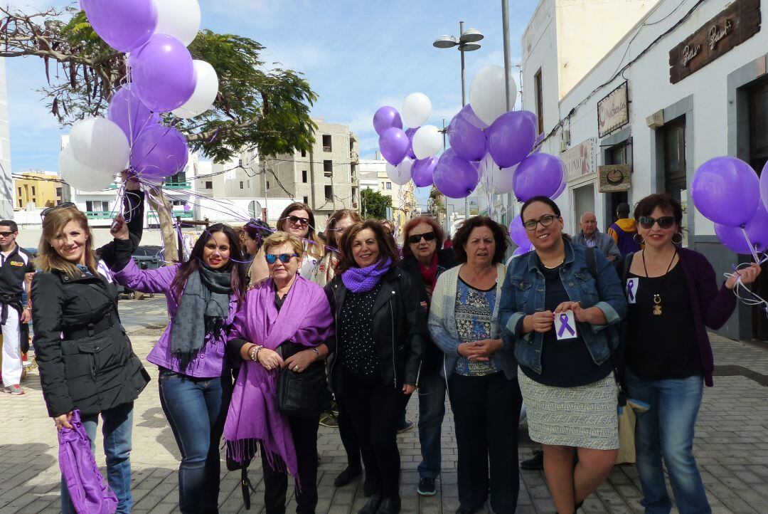 La presidenta de Mararía, Nieves Rosa Hernández, junto con varias de las socias de la ONG.