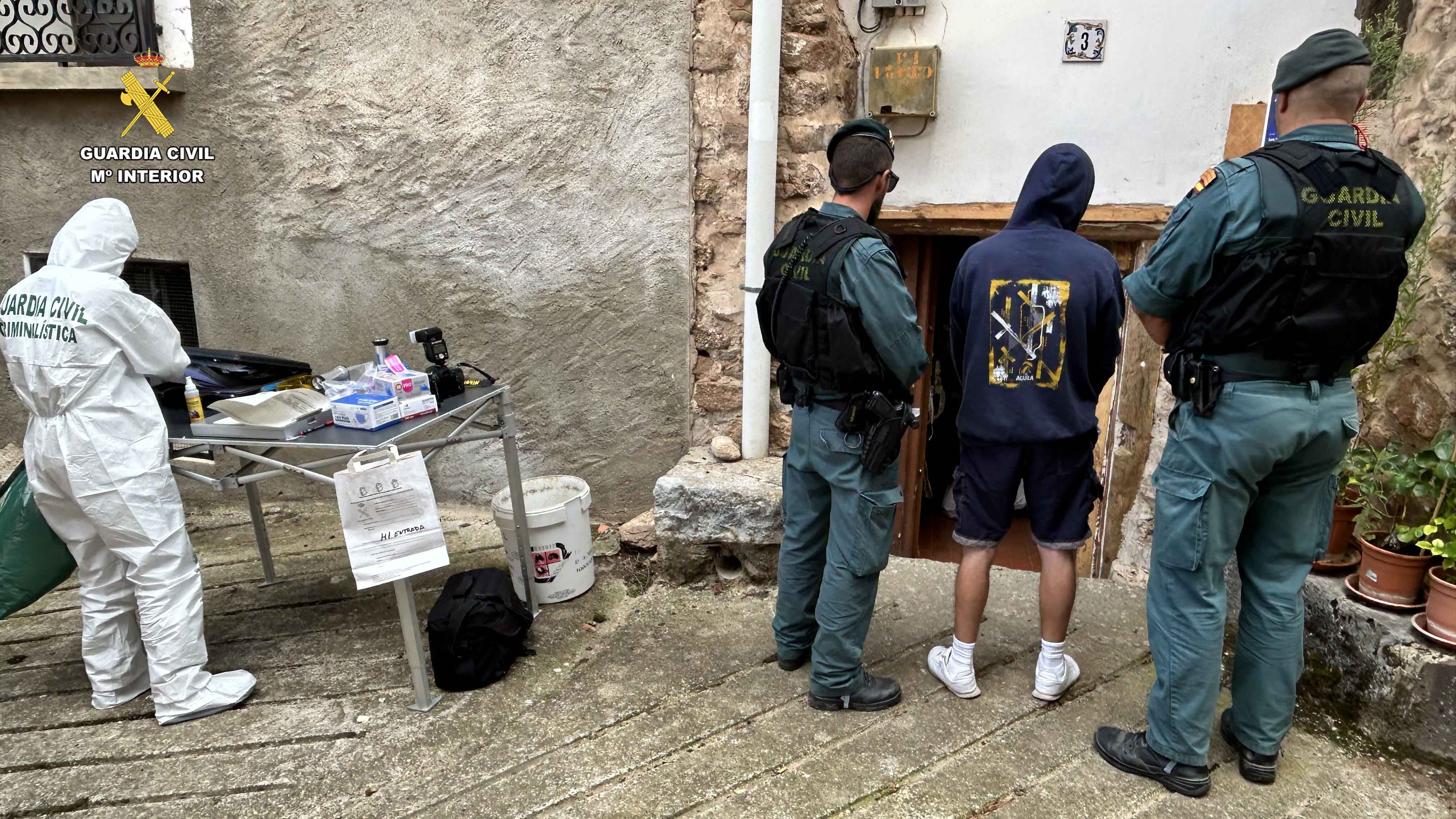 La Guardia Civil inspecciona la casa de la mujer implicada en el crimen de Cuzcurrita