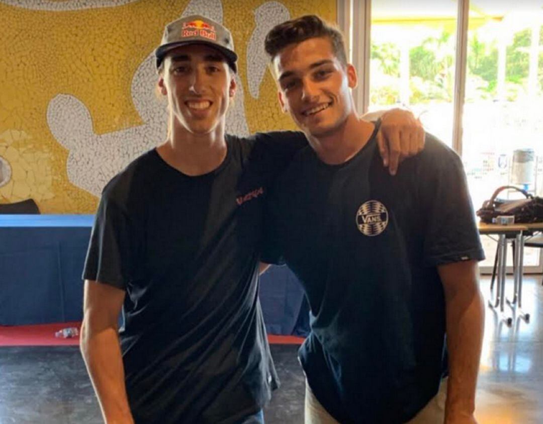 Danny León, junto a un joven seguidor tinerfeño