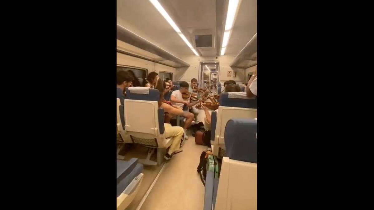 Un grupo de jóvenes músicos de Jaén combate el retraso en el tren con una popular pieza de Johann Pachelbel