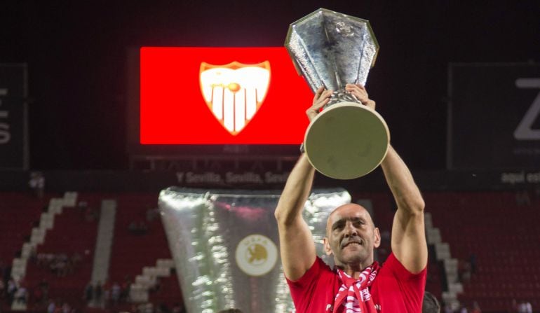 El director deportivo del Sevilla FC Ramón Rodríguez &quot;Monchi&quot; festeja con la afición la quinta Liga Europa del equipo sevillista, conseguida el pasado miércoles en Basilea (Suiza), en el estadio Ramón Sánchez-Pizjuán, en Sevilla.