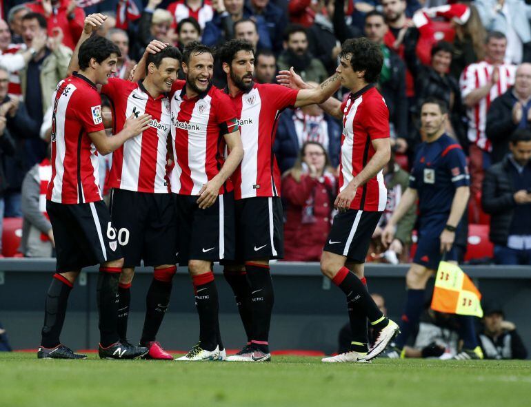 El delantero del Athletic de Bilbao Aritz Adúriz celebra con sus compañero Carlos Gurpegui y Raúl García, su segundo gol al Sevilla