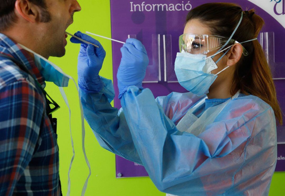Un sanitario realiza una prueba de coronavirus.