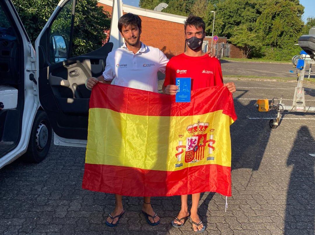 Los regatistas almerienses en Alemania con la bandera de España.