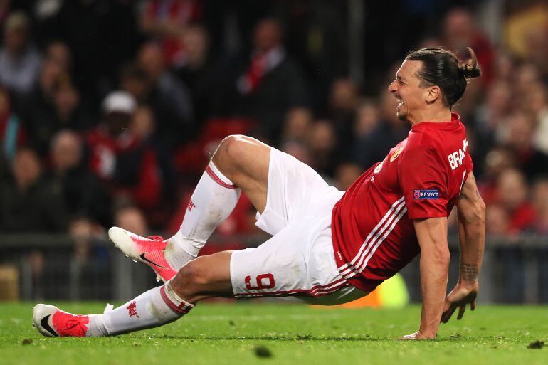 Momento en el que Ibrahimovic cae al suelo tras apoyar mal su pierna derecha