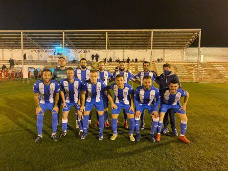 Equipo titula de la U.D. Cazorla, con su técnico, Rafael Perales, de pie, primero a la derecha