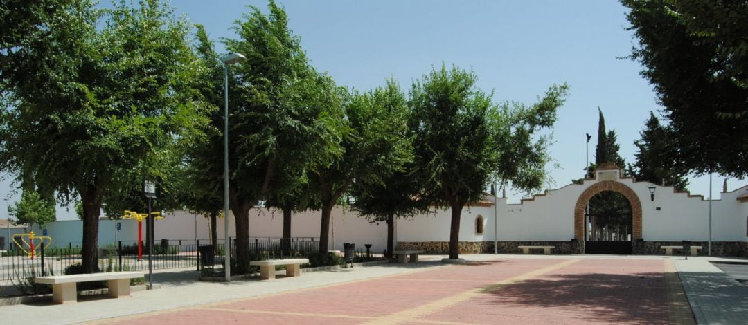 Fachada del cementerio municipal en Bolaños de Calatrava