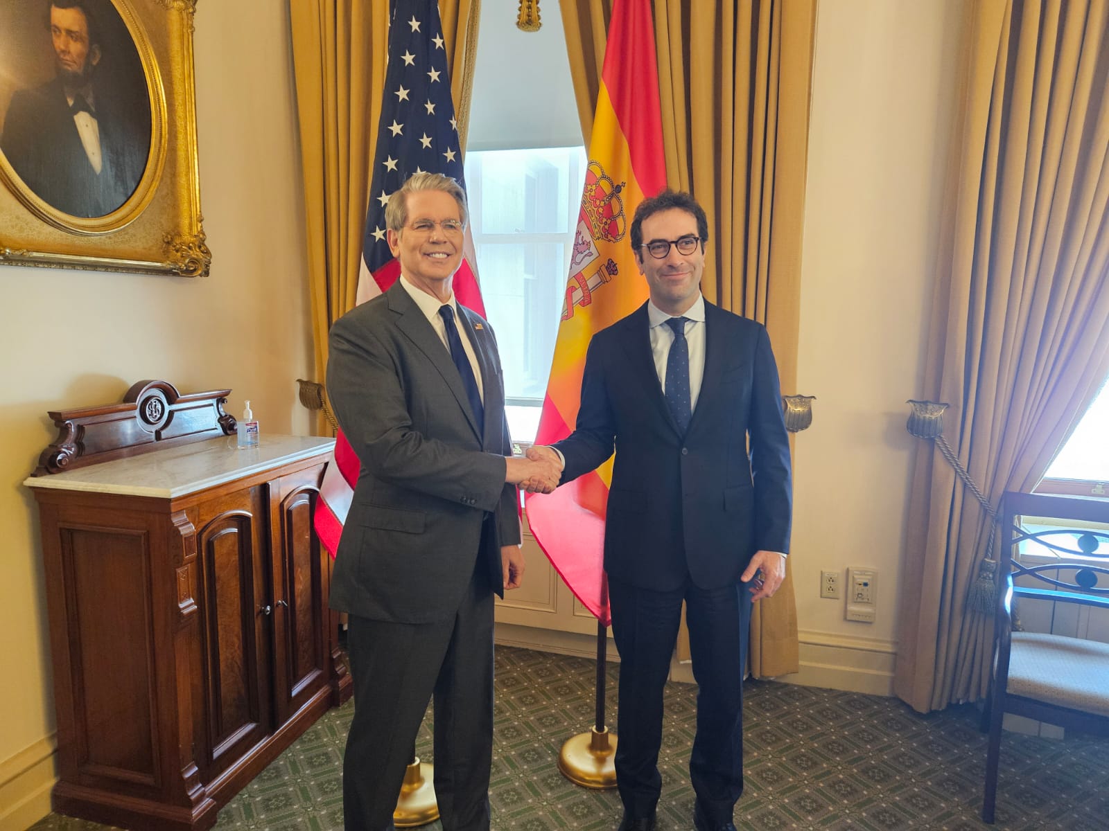 El ministro de Economía Carlos Cuerpo y el secretario del Tesoro estadounidense, Soctt Bessent.