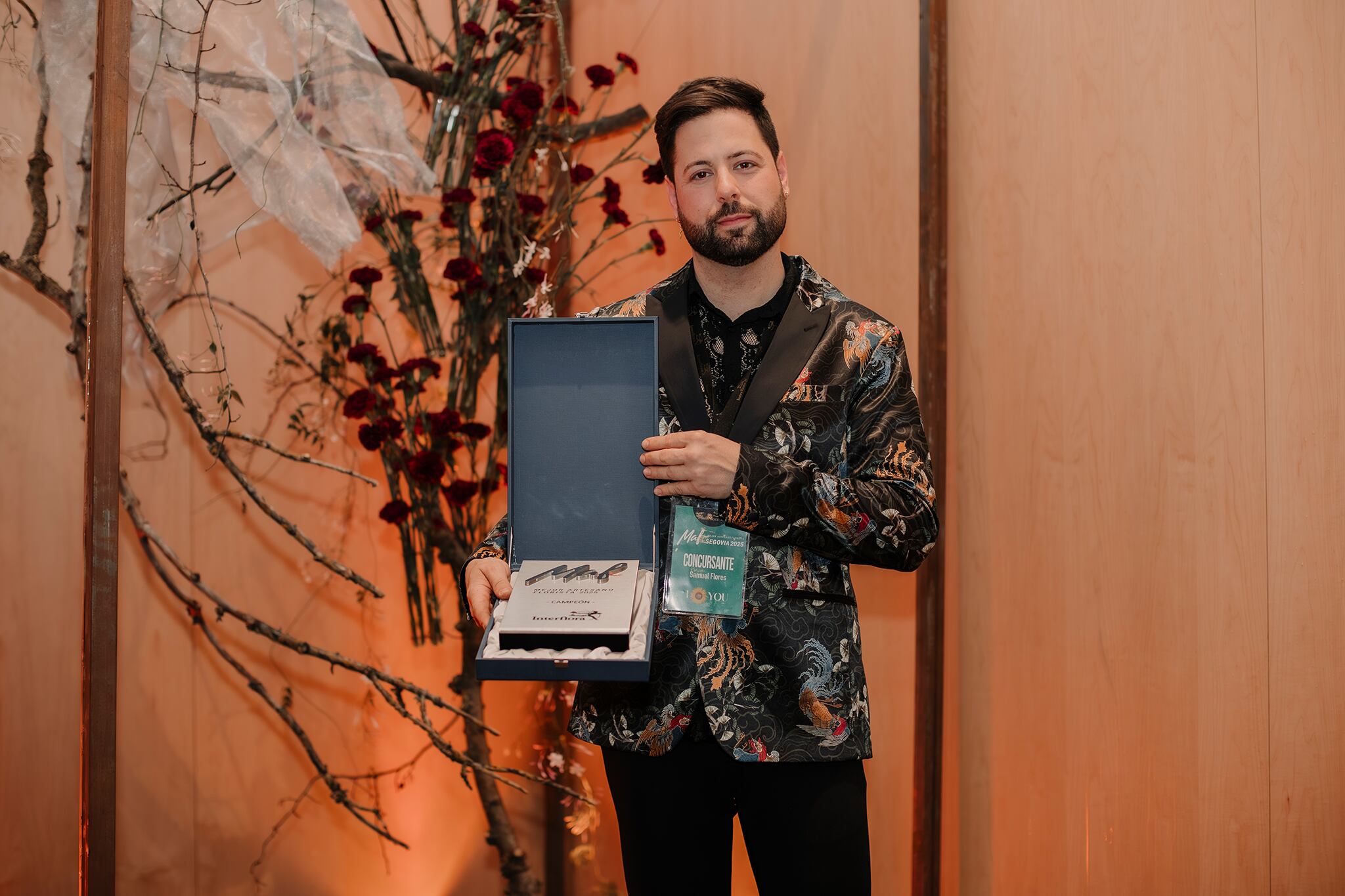 Samuel Flores recogiendo su galardón