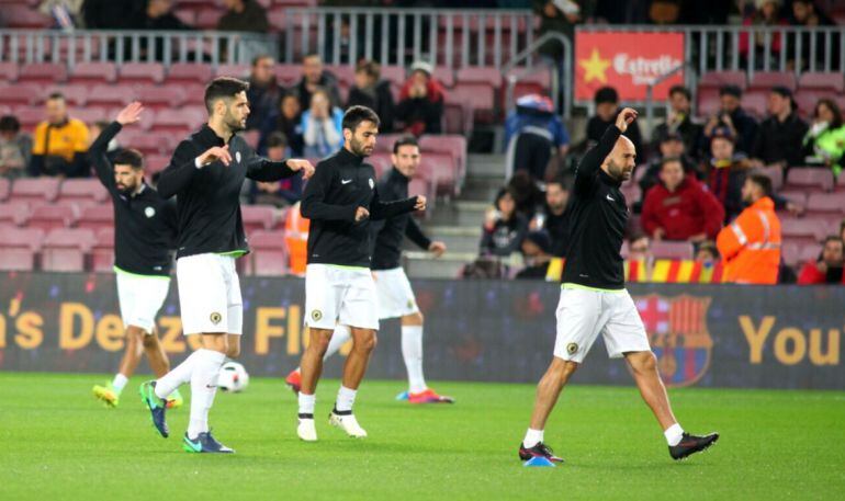 Imagen de jugadores del Hércules calentando en el Camp Nou