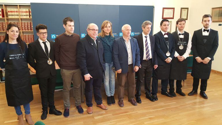 Responsables de Diputación y la Asociación de Sumilleres de Palencia acompañados de los concursantes palentinos del XX Concurso de Sumilleres de Castilla y León