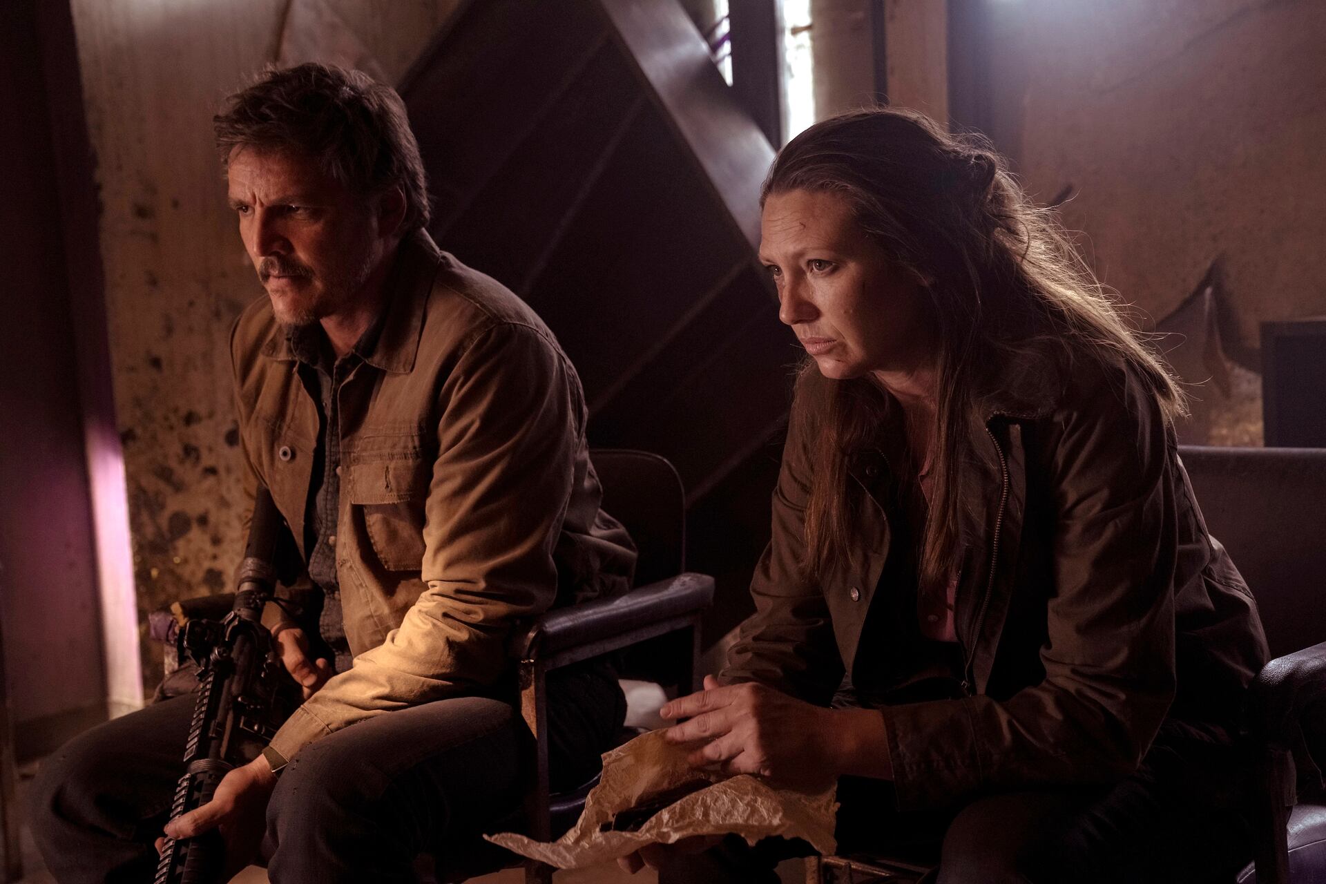 Fotograma cedido por HBO donde aparece el actor Pedro Pascal como Joel Miller y la actriz Anna Torv como Theresa Servopoulos, durante una escena de la serie de HBO Max &quot;The Last of Us&quot;.