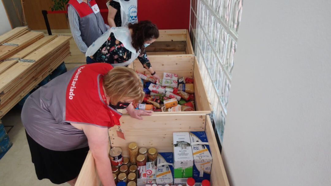 Voluntarias trabajando en la recogida de alimentos