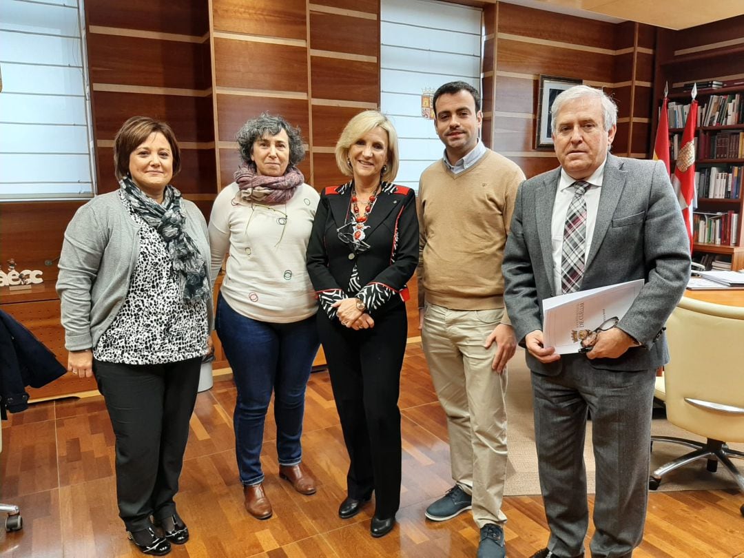 Carlos Fraile y Montserrat Sanz junto a la consejera de Sanidad y los directores de infraestructuras y planificación