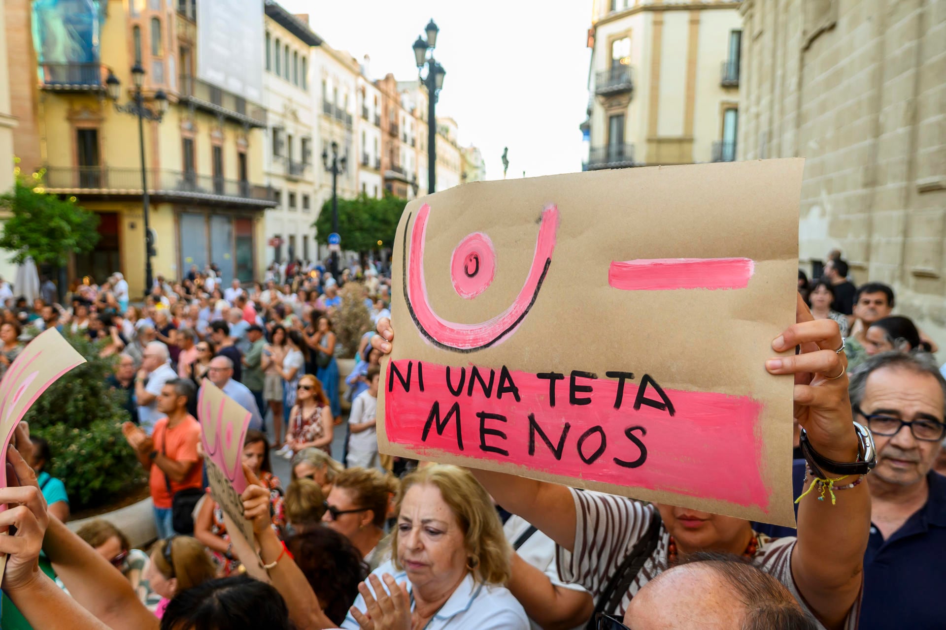 Varios miles de personas, en su mayoría mujeres, se han manifestado este miércoles ante la sede principal del Servicio Andaluz de Salud (SAS) en Sevilla.