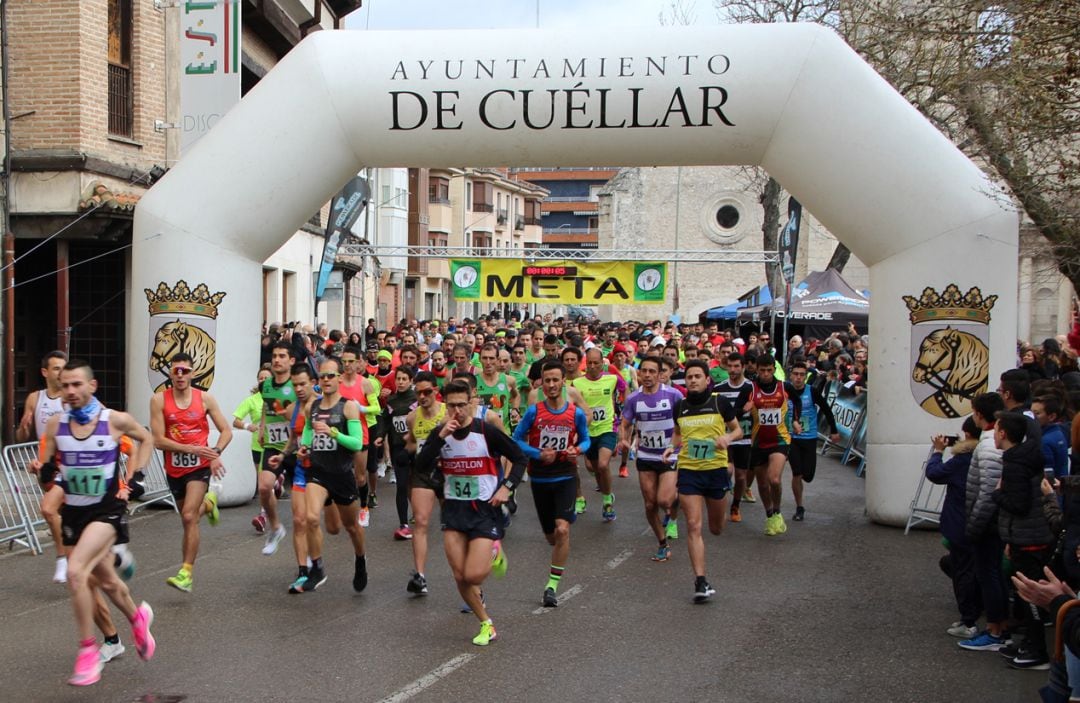 Salida de la IX carrera Murallas de Cuéllar