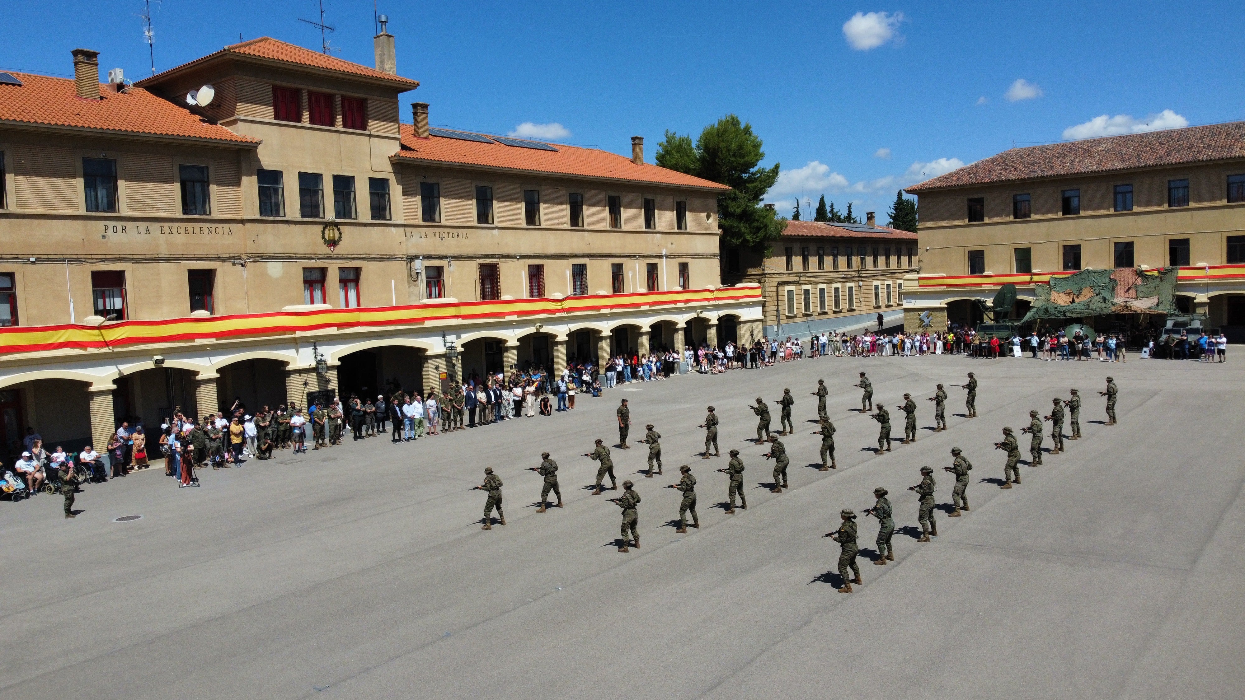 Jornada de puertas abiertas en la División Castillejos en Huesca