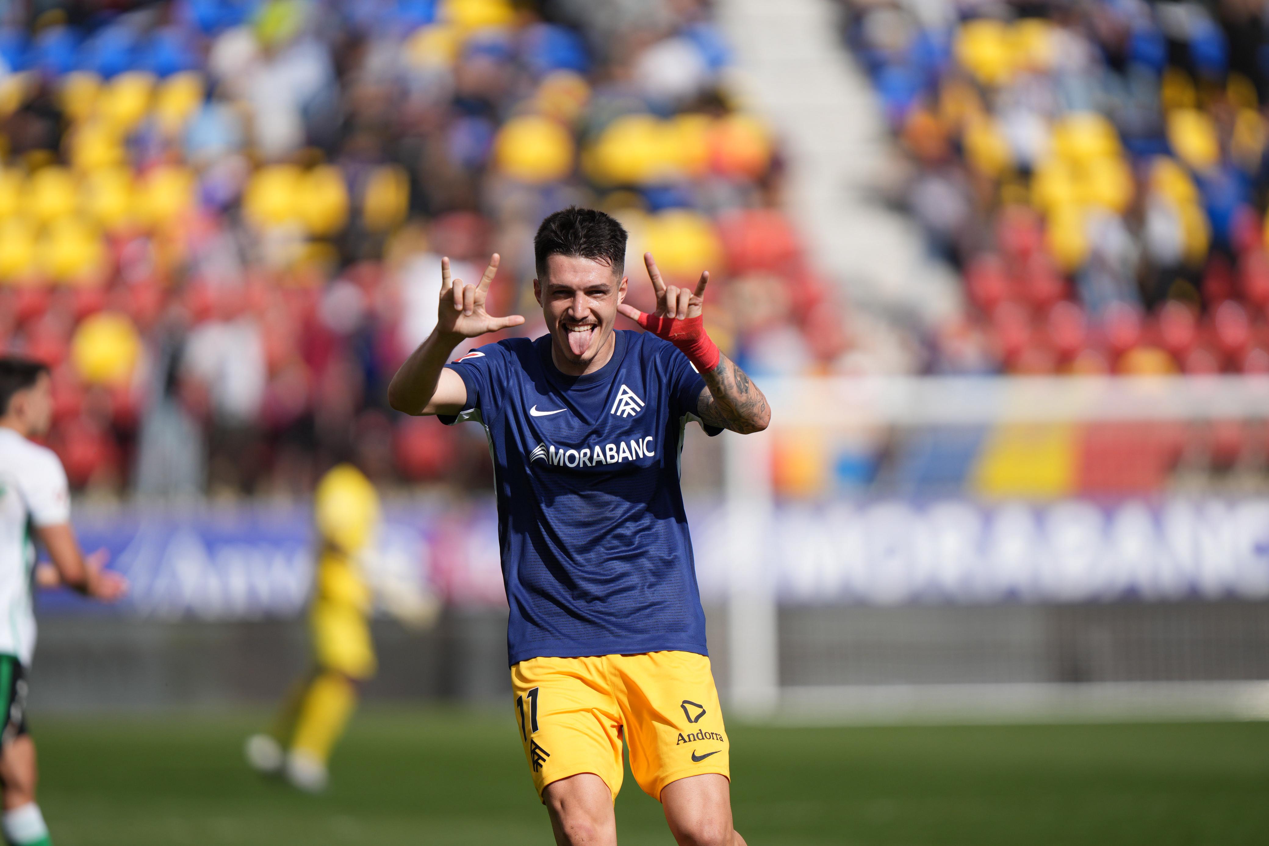 Lautaro celebra un dels gols davant el Racing el passat diumenge. El davanter tricolor ja és el pitxitxi de l'equip