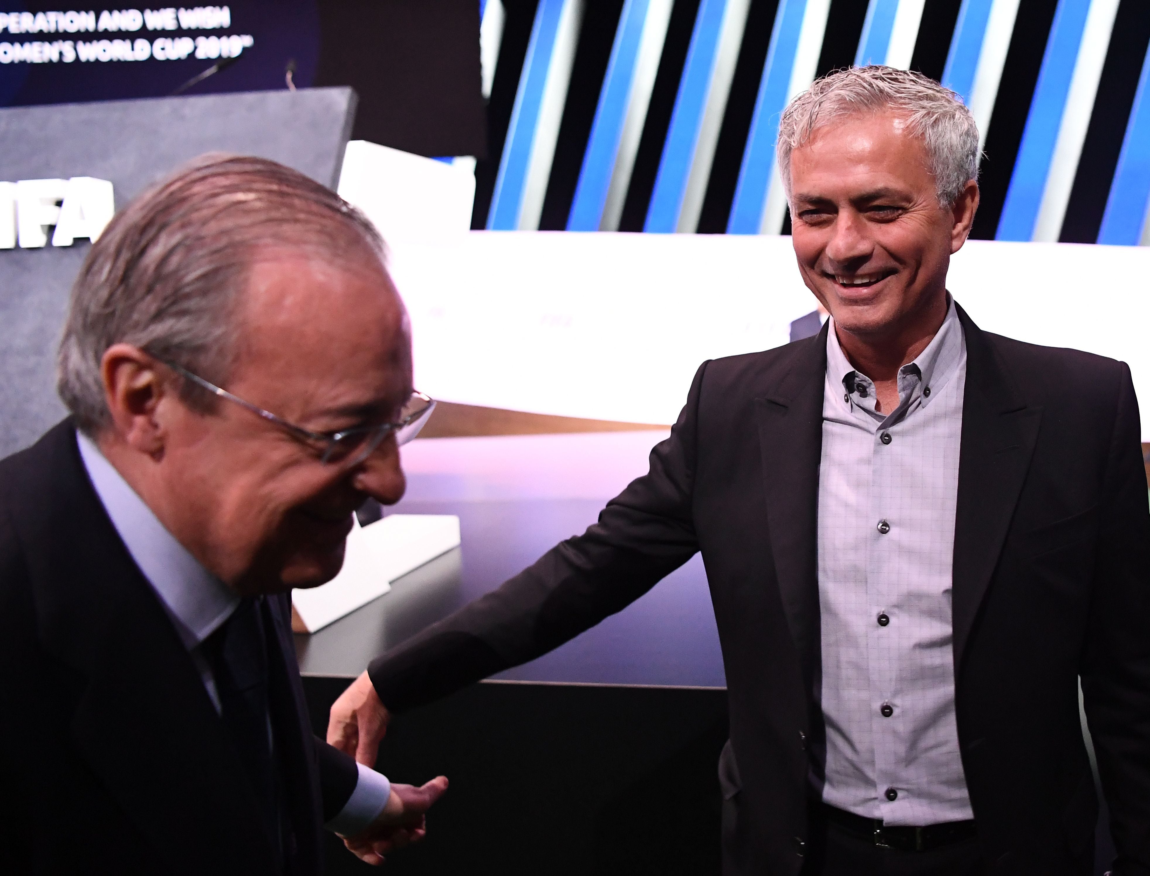 Mourinho y Florentino Pérez bromean, en un Congreso de la FIFA, celebrado en 2019.