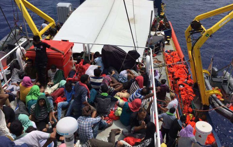 La doctora y la enfermera de MSF han atendido en el hospital de a bordo a algunos de estos jóvenes fatigados, con heridas leves en manos y piernas