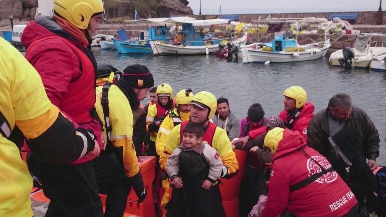 Refugiados llegando a Lesbos son atendidos por voluntarios de la ONG Proactiva Open Arms