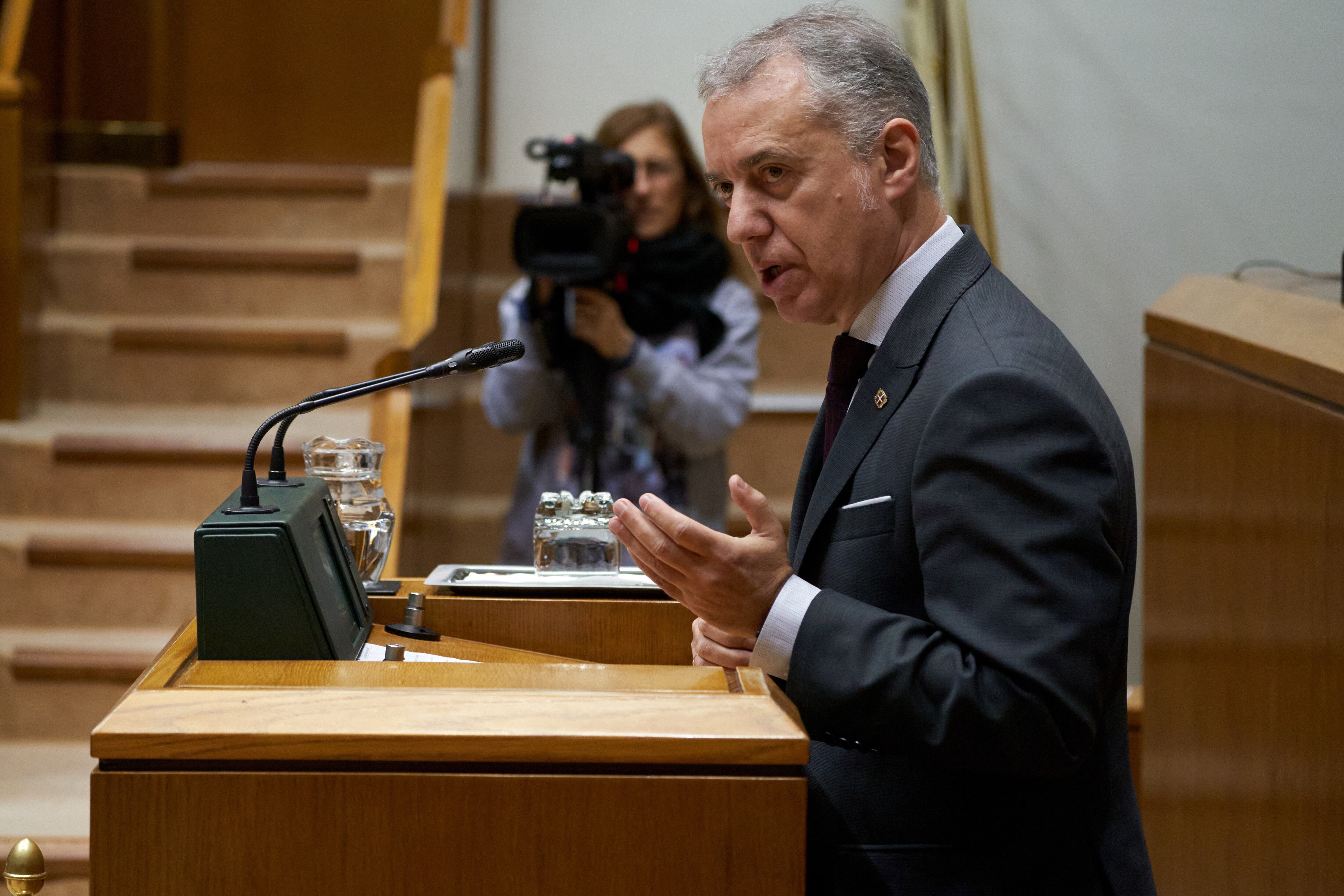 GRAFCAV3035. VITORIA, 02/12/2022.- El lehendakari, Iñigo Urkullu, durante su intervención en el pleno de control celebrado este viernes en el Parlamento Vasco en el que responde a preguntas de los grupos de la oposición sobre los presupuestos vascos, el cobro de cuotas en los centros educativos concertados y las consecuencias de la ley del &quot;solo sí es sí&quot;. EFE/ L. Rico
