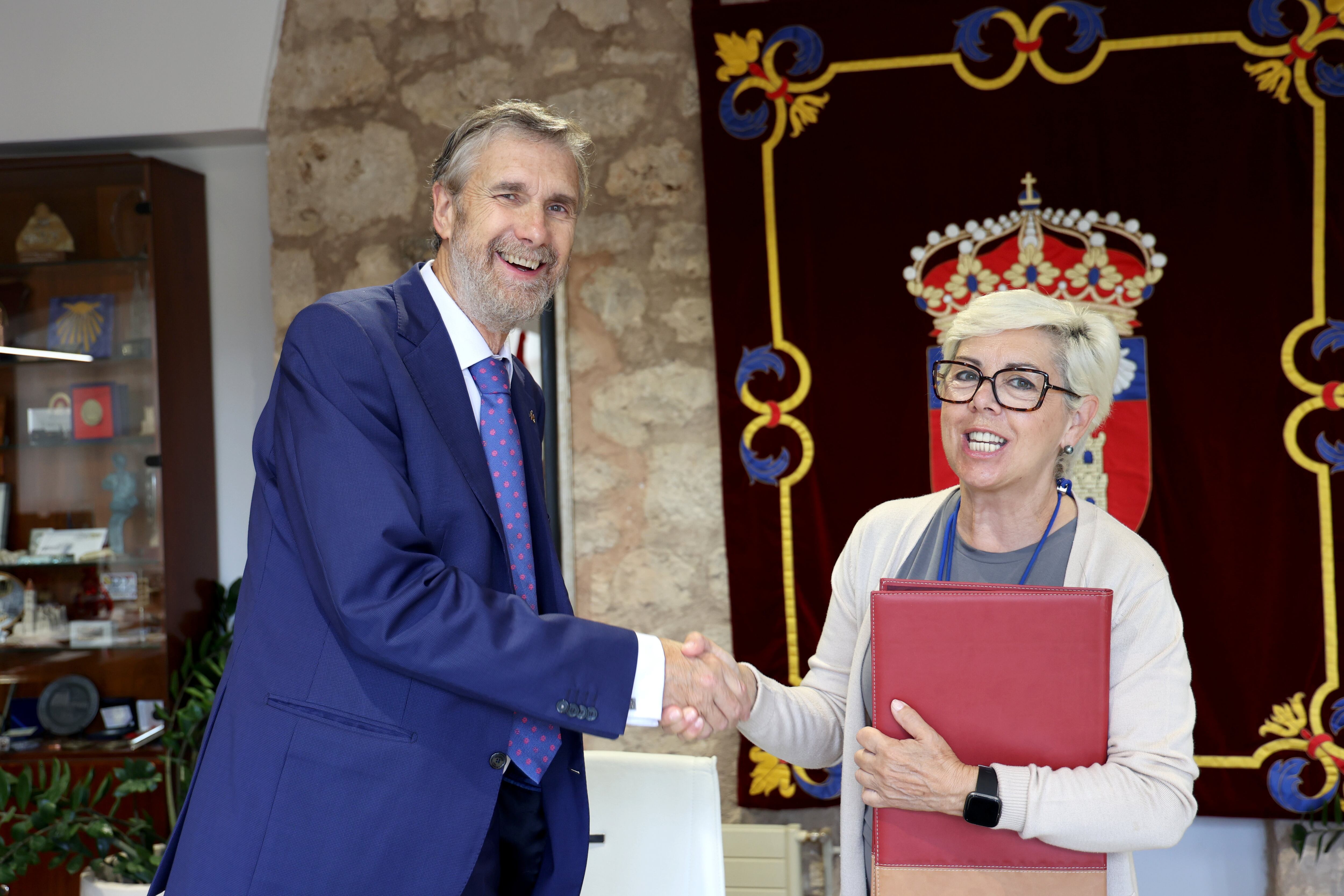 El rector de la Universidad de Burgos, Manuel Pérez Mateos, y la presidenta de Parkinson Burgos, M.ª Jesús Delgado