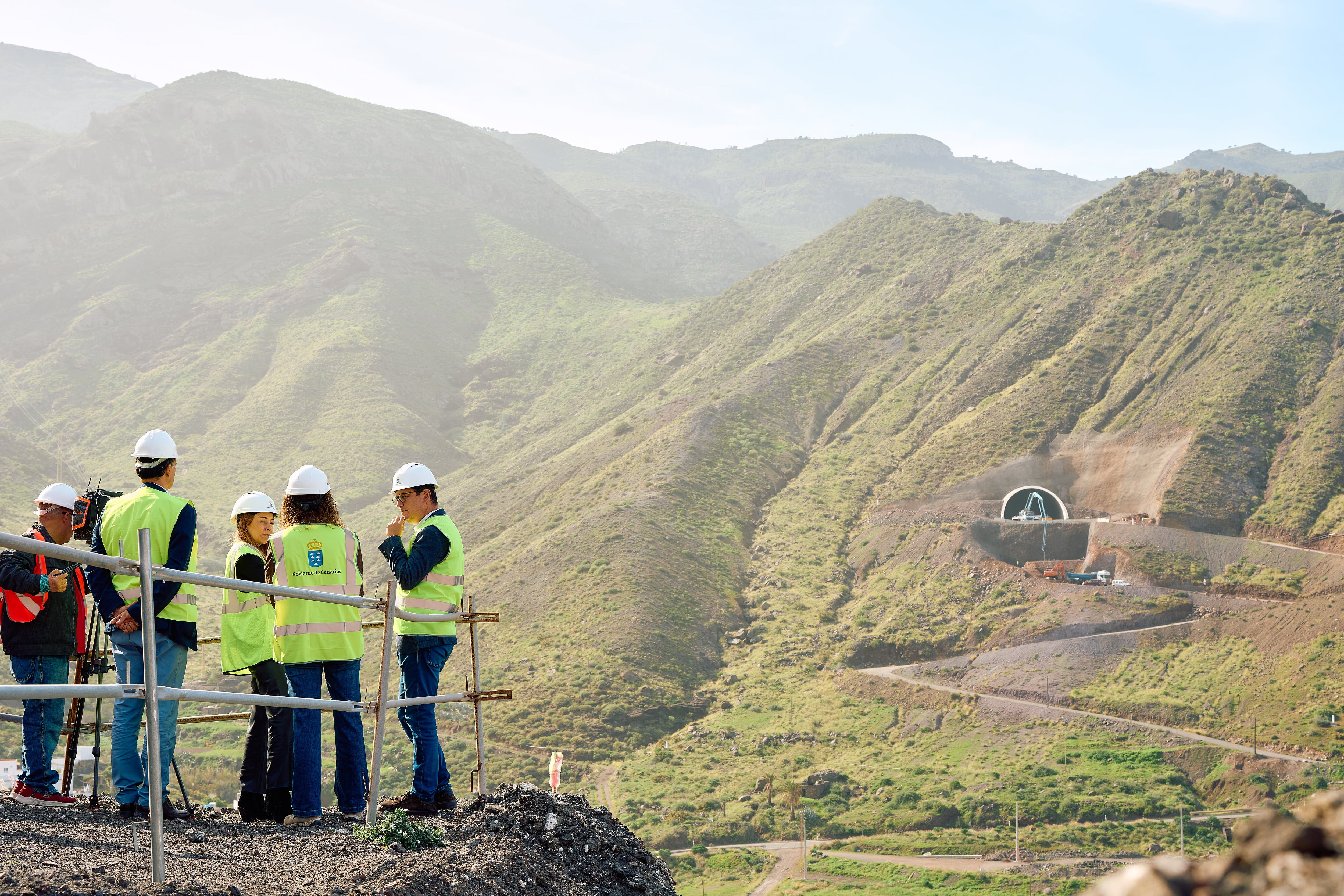 El consejero de Obras Públicas del Gobierno de Canarias, junto a una delegación de periodistas, ha recorrido las obras de la nueva carretera que conectará Agaete y La Aldea
