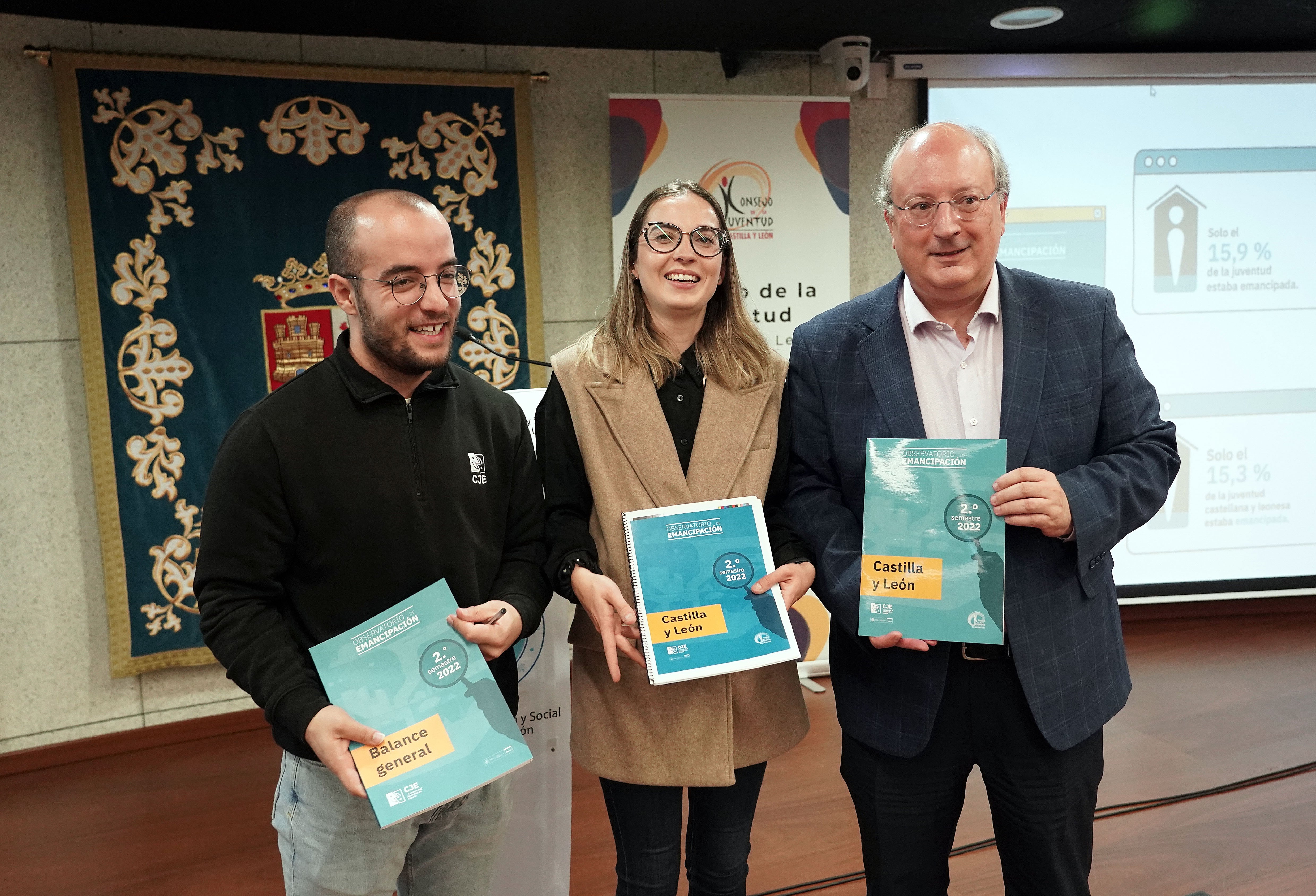 El vicepresidente del Consejo de la Juventud, Juan Antonio Báez, y la presidenta del Consejo de la Juventud de Castilla y León, Sandra Ámez, presentan los datos del Observatorio de Emancipación relativos al segundo semestre de 2022, junto al presidente del CES, Enrique Cabero