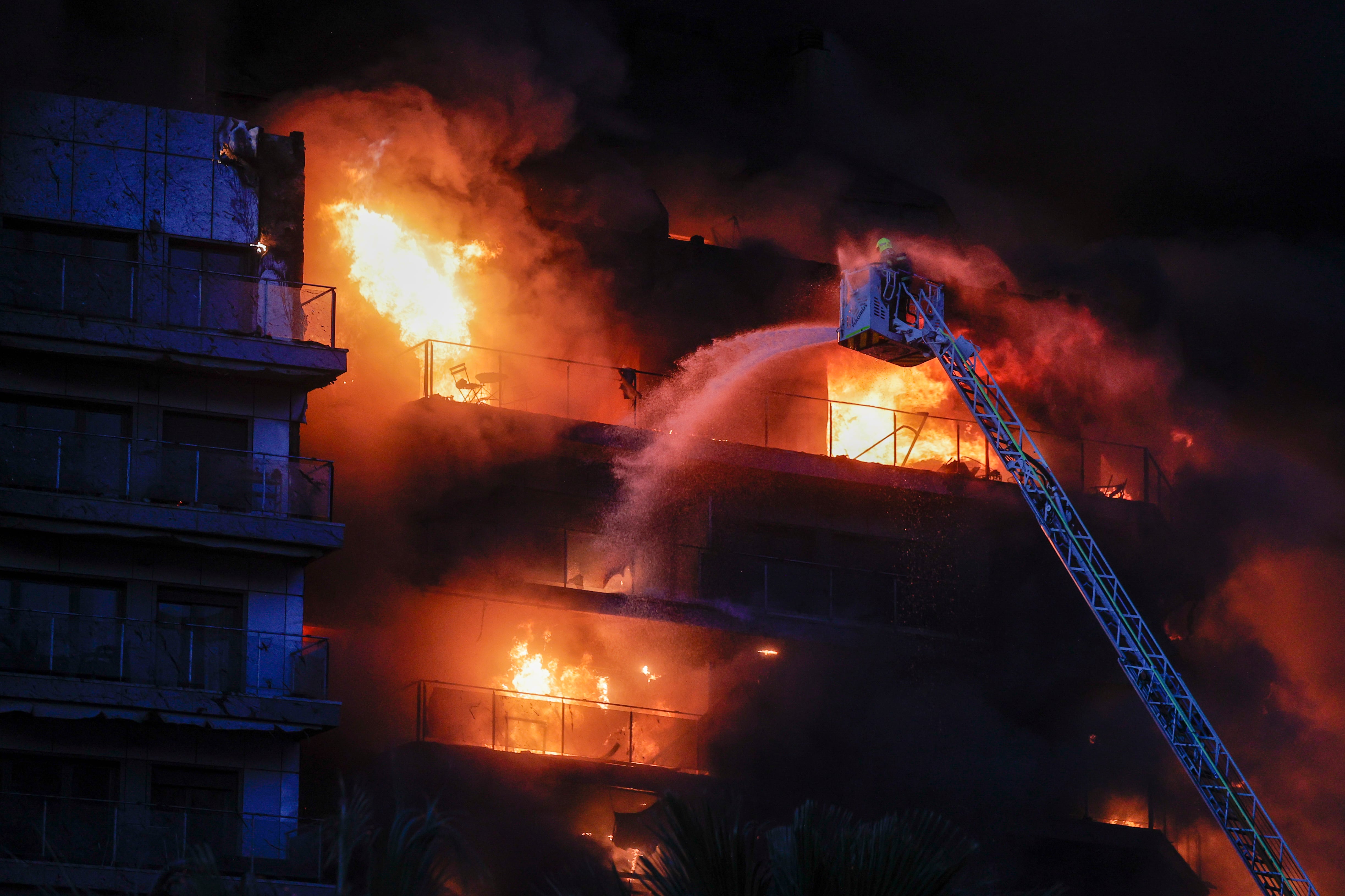 Bomberos trabajan en el incendio del pasado 22 de febrero en el barrio de Campanar de València.