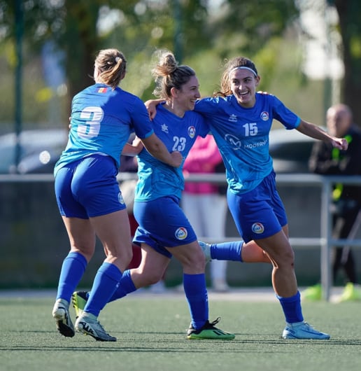 L&#039;Enfaf femení celebra la victòria contra la Granada.