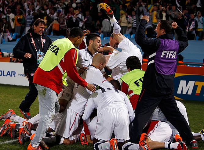 Los jugadores americanos celebran el gol de Donovan, que dió la clasificación para octavos a Estados Unidos