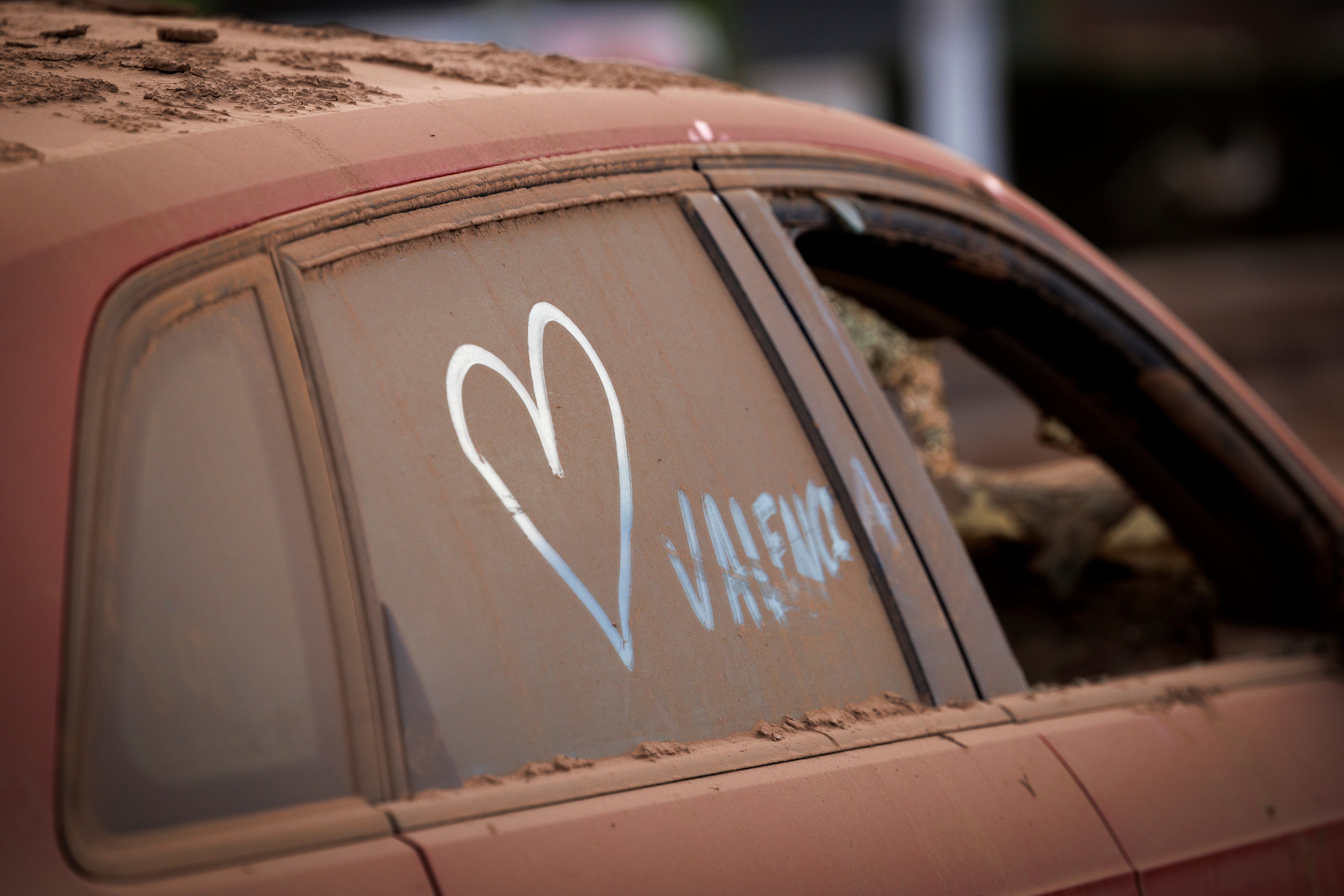 Un corazón pintado en un coche cubierto de polvo, como muestra de apoyo y solidaridad, el 22 de noviembre de 2024 en Paiporta.