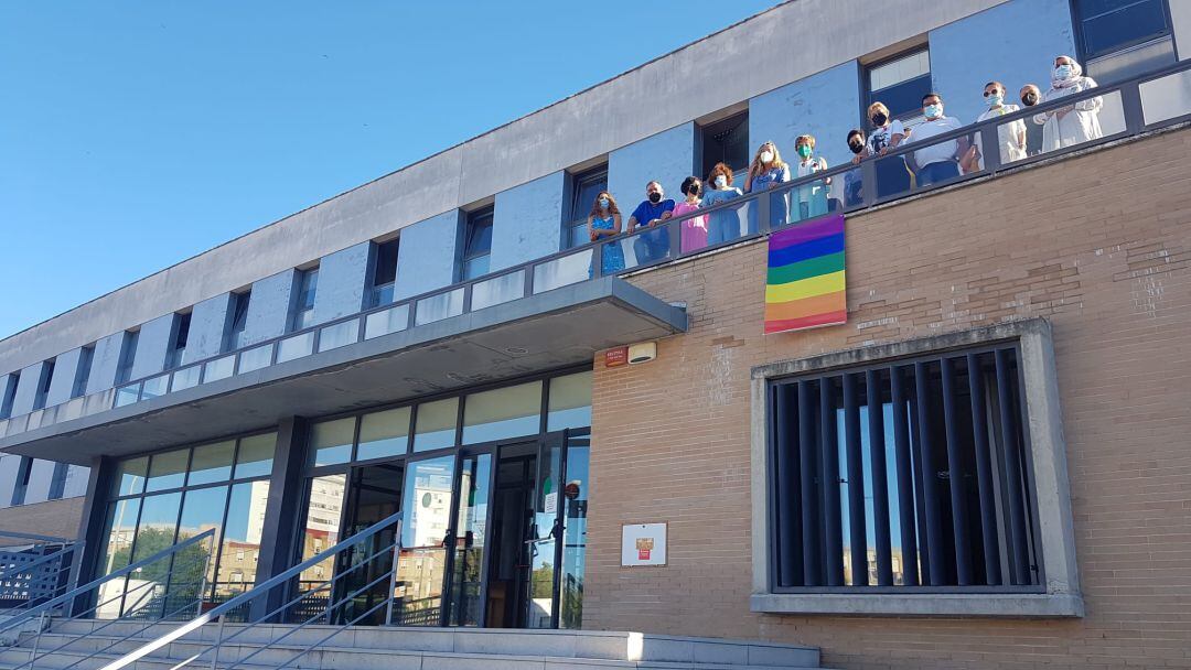 Uno de los edificios que luce la bandera arcoiris