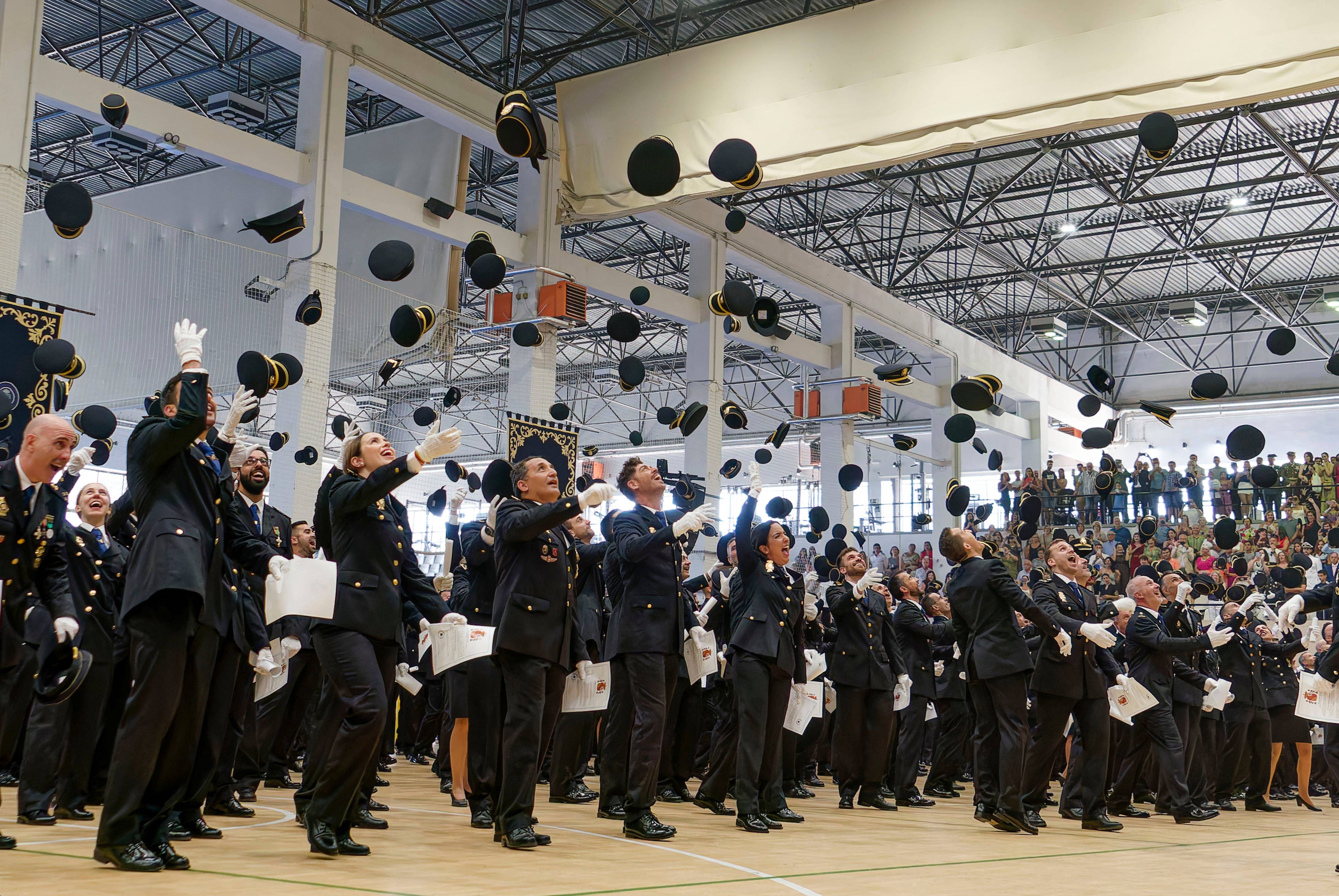 ÁVILA, 18/07/2025.- Lanzamiento al aire de las gorras de los integrantes de la XXXVII promoción de la Escala Ejecutiva de la Policía Nacional, integrada por 378 agentes 290 hombres y 88 mujeres , tras el acto de jura o promesa. Los agentes se incorporarán en las próximas semanas a sus destinos en comisarías de toda España, este viernes en Ávila. EFE/ Raúl Sanchidrián