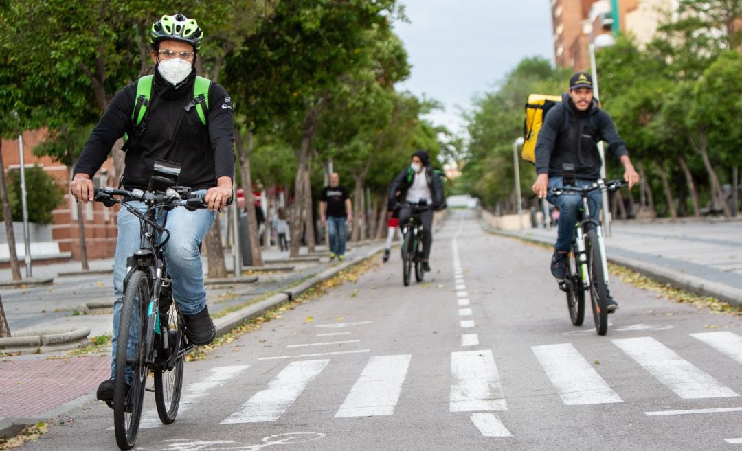 Repartidores en bicicleta en Madrid.