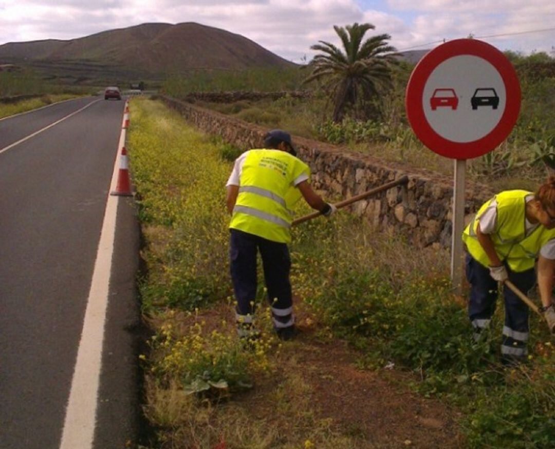 Trabajadoras en una carretera de Lanzarote.