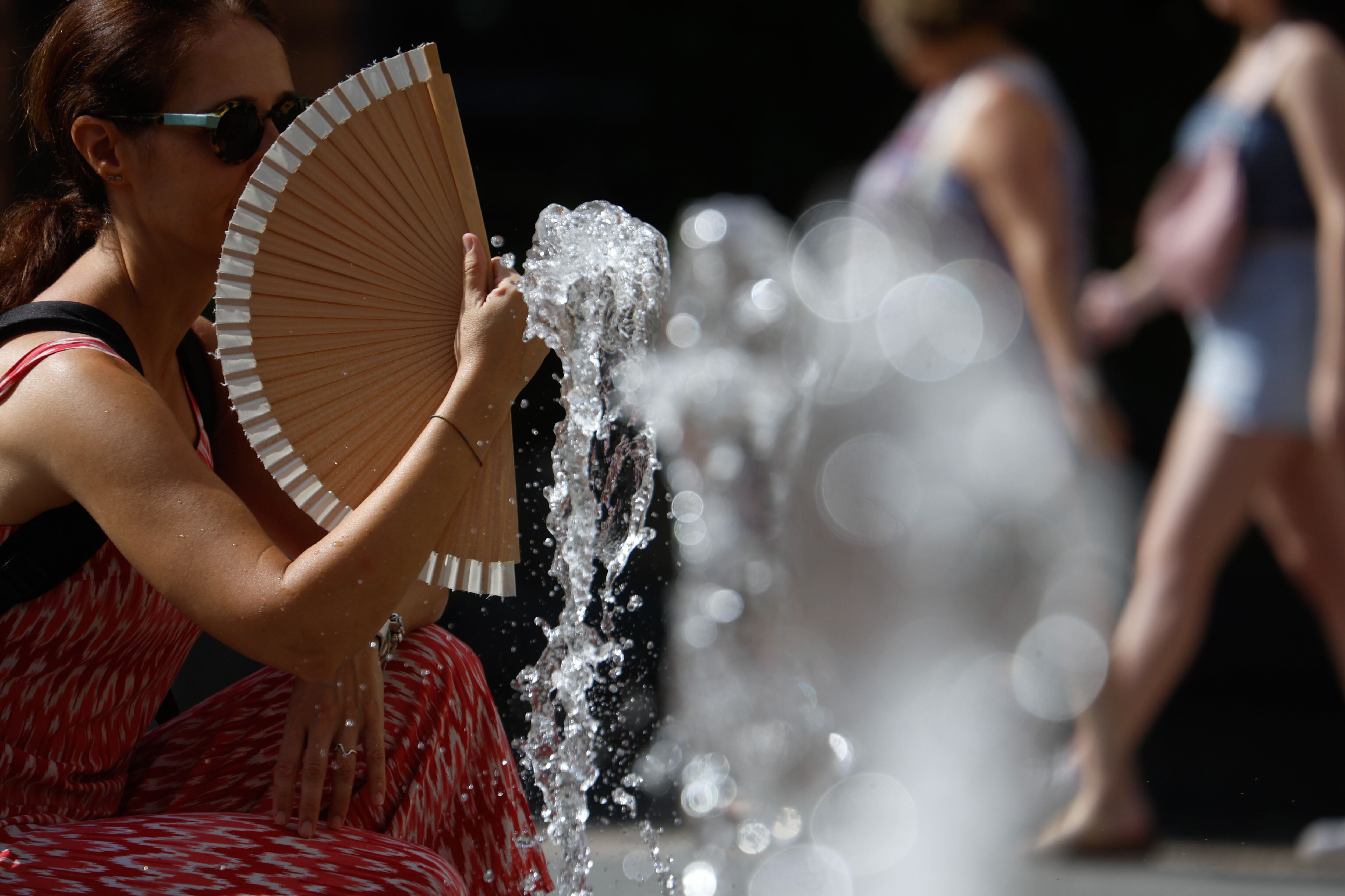 FOTODELDÍA CÓRDOBA, 08/08/2025.- Una mujer se abanica. EFE/Salas