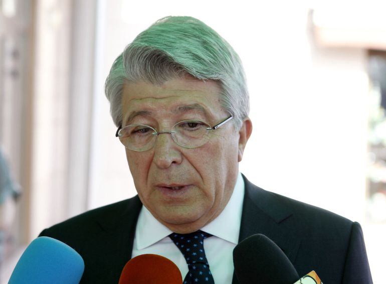 El presidente del Atlético de Madrid, Enrique Cerezo, realiza declaraciones a la prensa a su llegada al tanatorio La Paz de Alcobendas (Madrid), donde se ha abierto la capilla ardiente con los restos mortales del diestro Sebastián Palomo Linares, fallecid