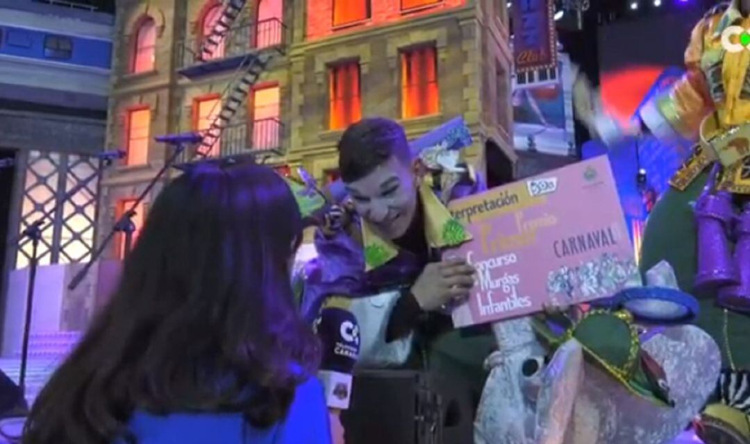 Ángel Cabrera, tras recoger el cartón del Primero de Interpretación para la murga que dirige.