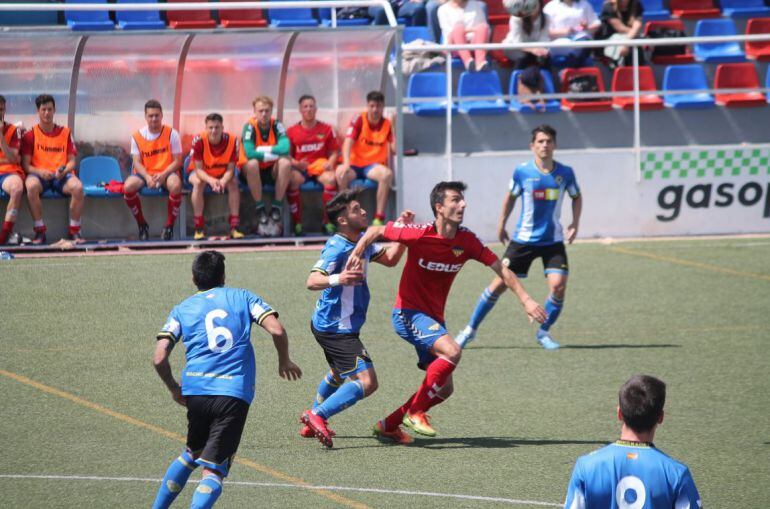 Moha pelea un balón en el partido ante At. Saguntino