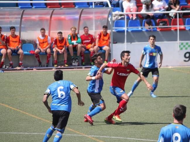 Moha pelea un balón en el partido ante At. Saguntino