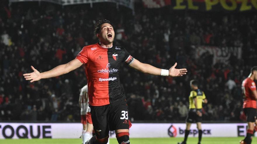 El central Facundo Garrcés celebra un gol con Colón en Argentina.