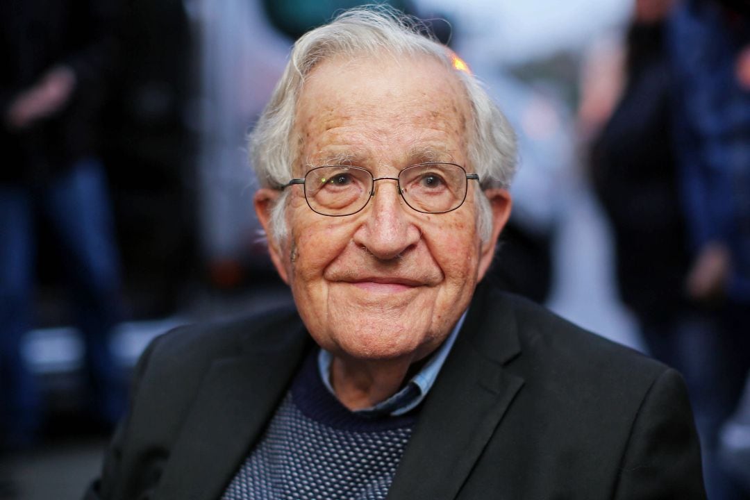 El lingüista Noam Chomsky en una conferencia pronunciada en Curitiba, Brasil, en septiembre de 2018.