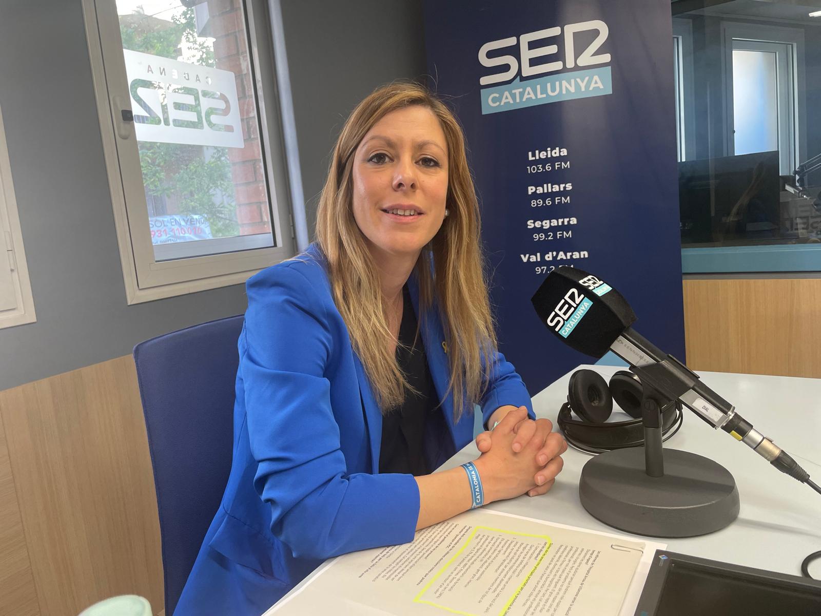 Jeannine Abella, cap de llista de Junts, durant l&#039;entrevista a Ràdio Lleida.