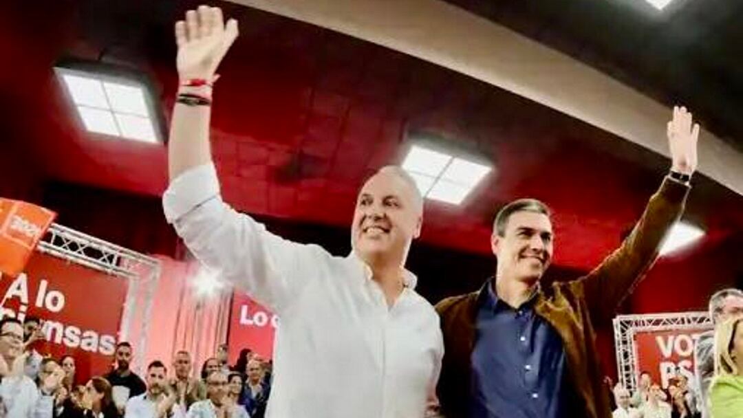 Juan Carlos Ruiz Boix y Pedro Sánchez durante la celebración de un mitin electoral.